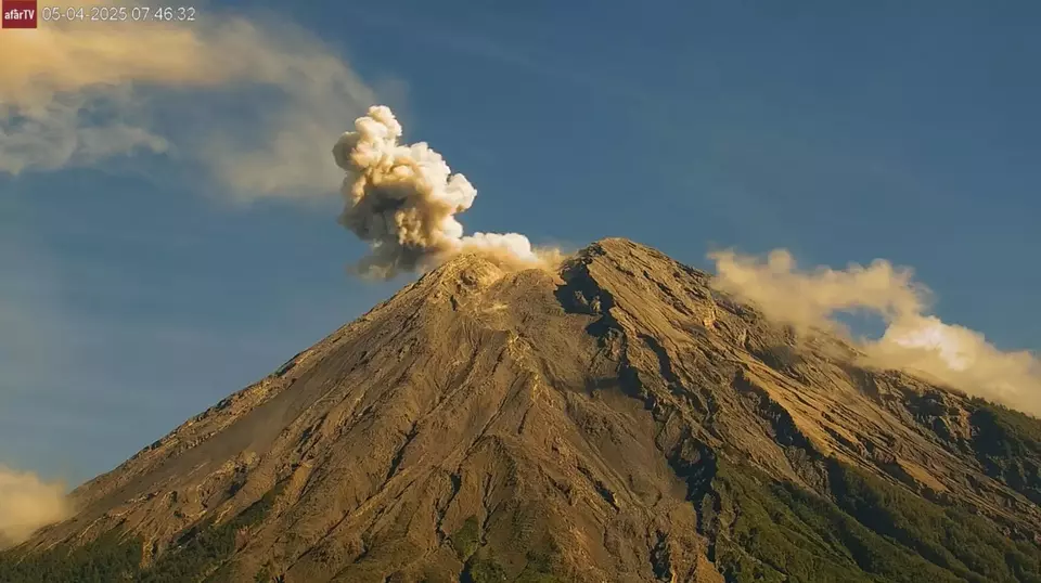 Menggenggam Kengerian Semeru: Erupsi Tak Terduga dan Kesiapsiagaan Warga