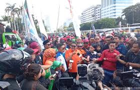 Buruh Beraksi di Depan DPR, Suarakan Tuntutan Keadilan