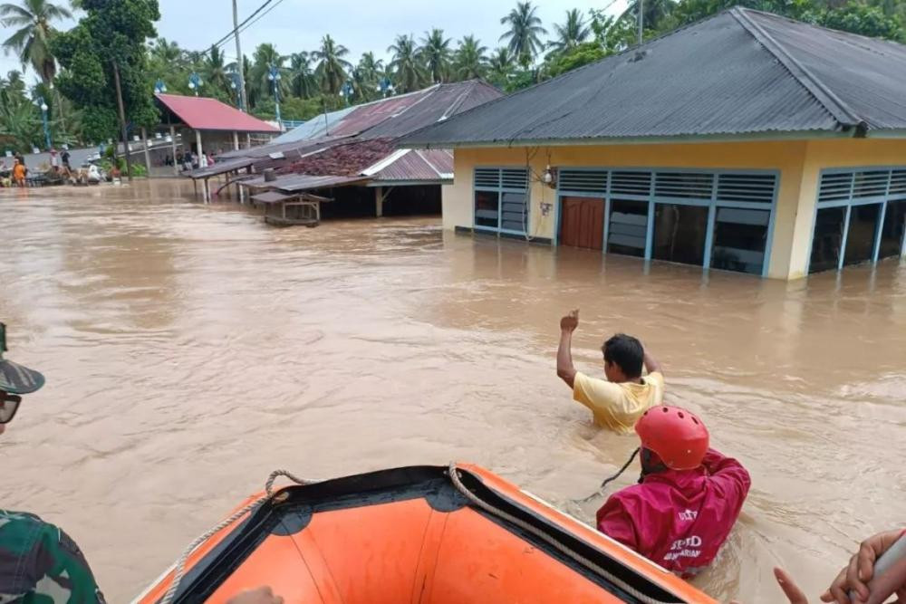 Penanganan Pasca Banjir Sumatera: Bantuan & Jalan Normal