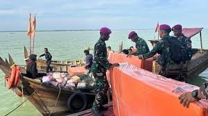 Kapal Perang Dikerahkan: Bantuan Tembus Daerah Terisolir