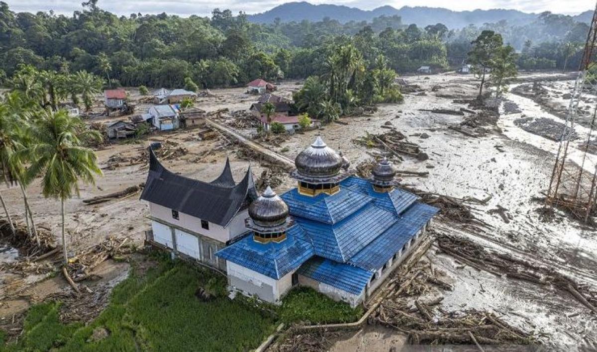 Penanganan Pasca Banjir Sumatera: Bantuan & Jalan Normal